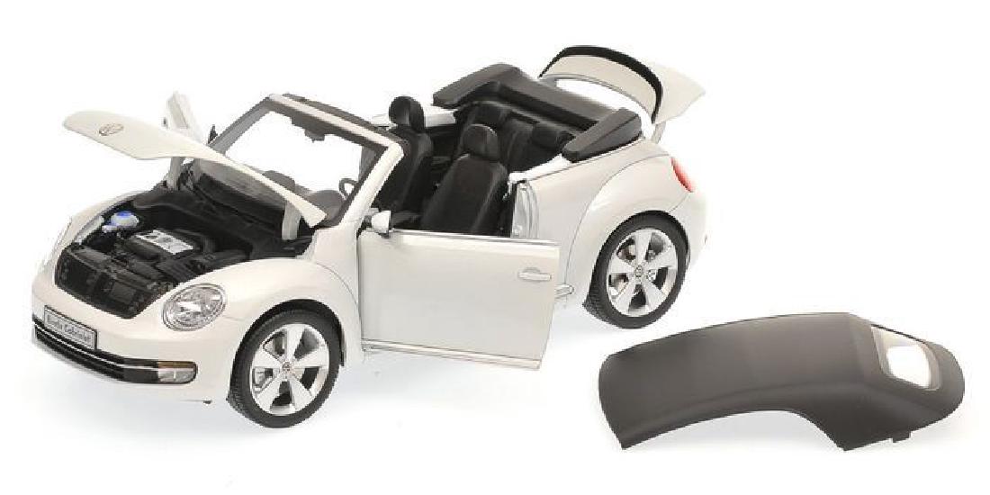 Kyosho Scale 1:18 Volkswagen The Beetle Convertible: Beautiful model of an icon from the world of cars: the Volkswagen, The Beetle Convertible. This car is produced by manufacturer Kyosho in the scale 1:18. Both in real (scale 1:1) and in miniature a fe