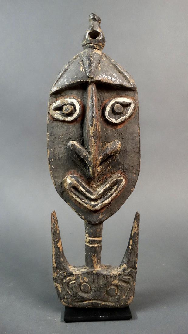 Old head figure hook for yam ceremony - Kwoma -: Origin: Papua New Guinea Date: 2nd half 20th century Materials: Wood Size: 37 cm An old Kwoma Washkuk figure with tribal bird hook, Papua New Guinea The head was carved with primitive materials, the m