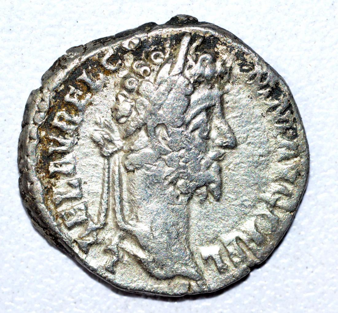 Commodus AR Denarius, rv. Victoria (1 of 2)