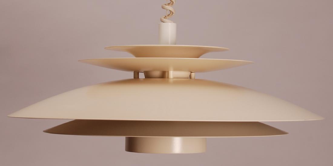 Horn Lightyears pull pendant Lamp: Maker: Horn Origin: Denmark Date: 2005 Materials: Steel Size: Ø 17,71 x 5,90 inch Description: In good working order, Creamy white Pull Pendel Lamp By Horn Belysning 1952 - present. One tiny damage a