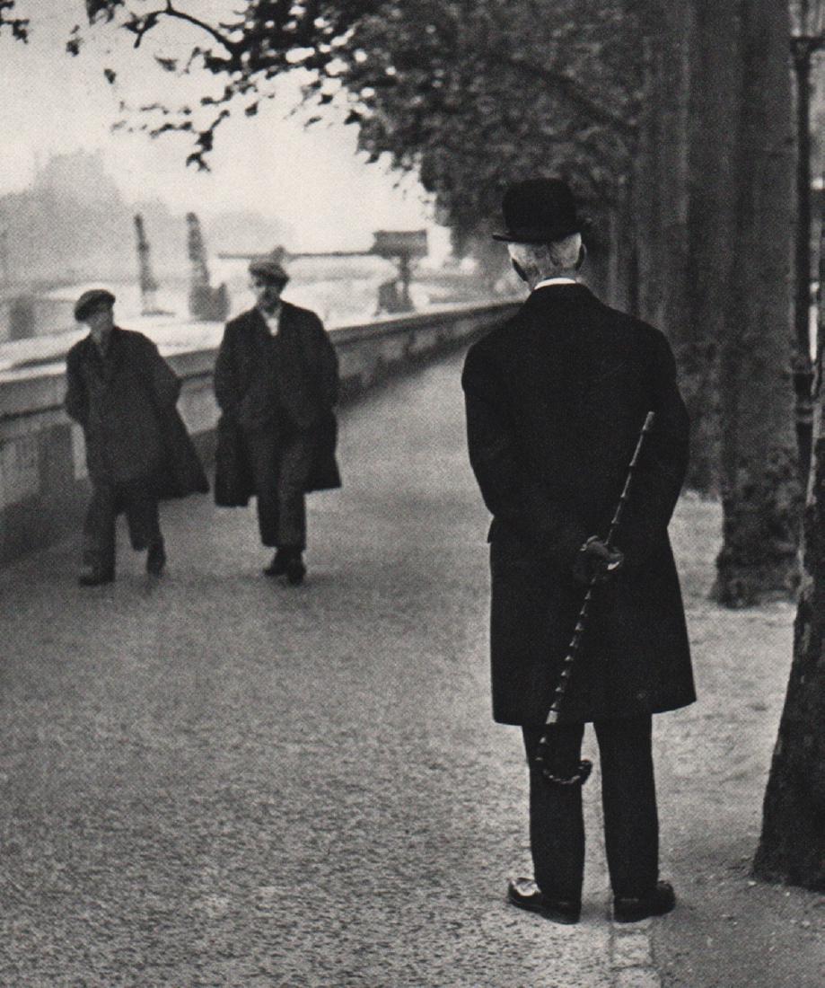 ANDRE KERTESZ - On the Quais, 1926 Paris: Artist: ANDRE KERTESZ Print Title: On the Quais, 1926 Paris Medium: Sheet-Fed Gravure Printed in 1972 in France Image size approx. 7 x 8.25 inches Andre Kertesz(1894-1985) born Kertesz Andor, was a Hu