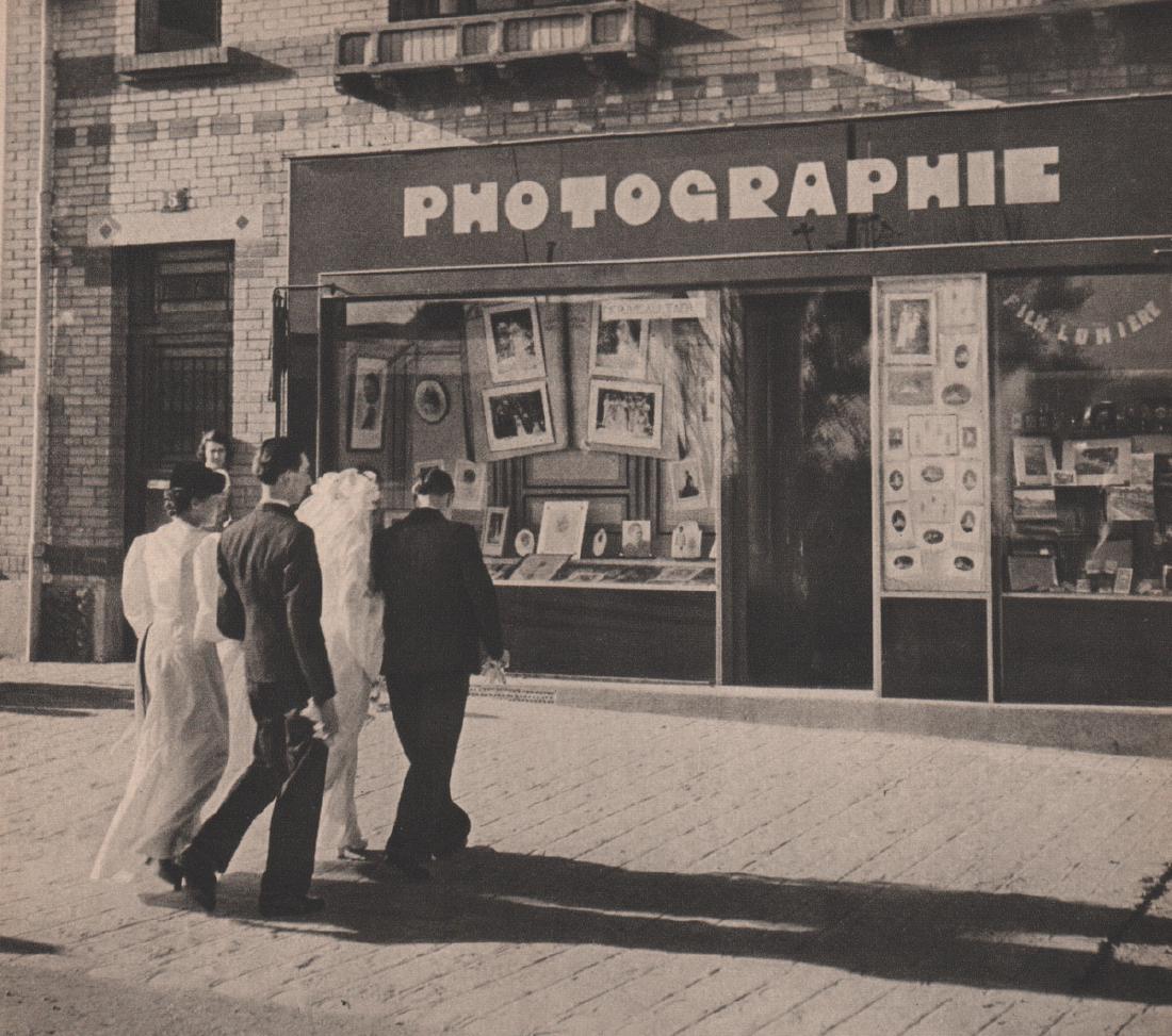 ROBERT DOISNEAU - Photographie: Artist: ROBERT DOISNEAU Print Title: Photographie Medium: Sheet-fed Gravure Printing Date: 1947 Printing Location: France Image Size: 9 x 7 inches Robert Doisneau (1912-1994) was a French photographer