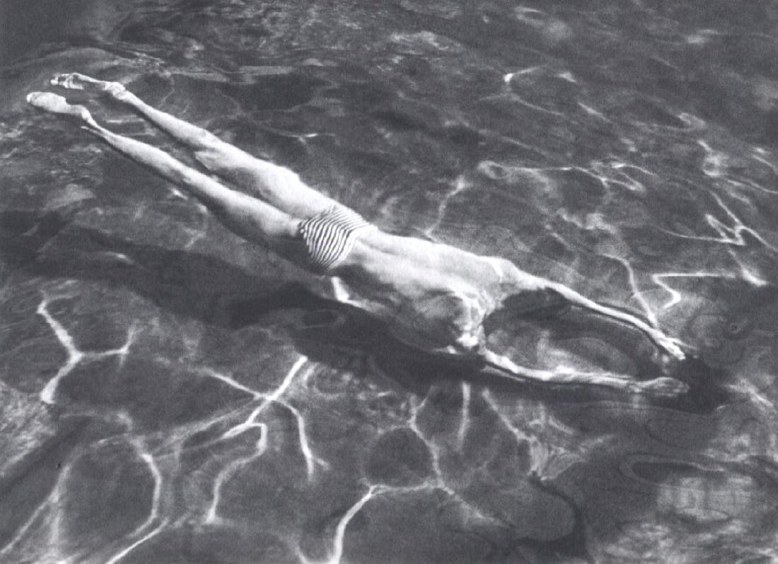 ANDRE KERTESZ - Swimming underwater, 1917: Artist: ANDRE KERTESZ Print Title: Swimming underwater, 1917 Medium: Sheet-Fed Gravure Printed in 1972 in France Image size approx. 9 x 6.25 inches Andre Kertesz(1894-1985) born Kertesz Andor, was a H