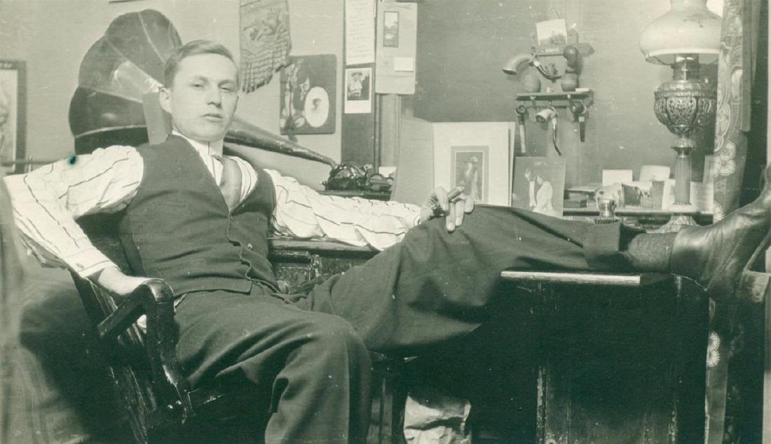 1910 Relaxed Young Man Cigar Cylinder Phonograph Tulip (1 of 3)