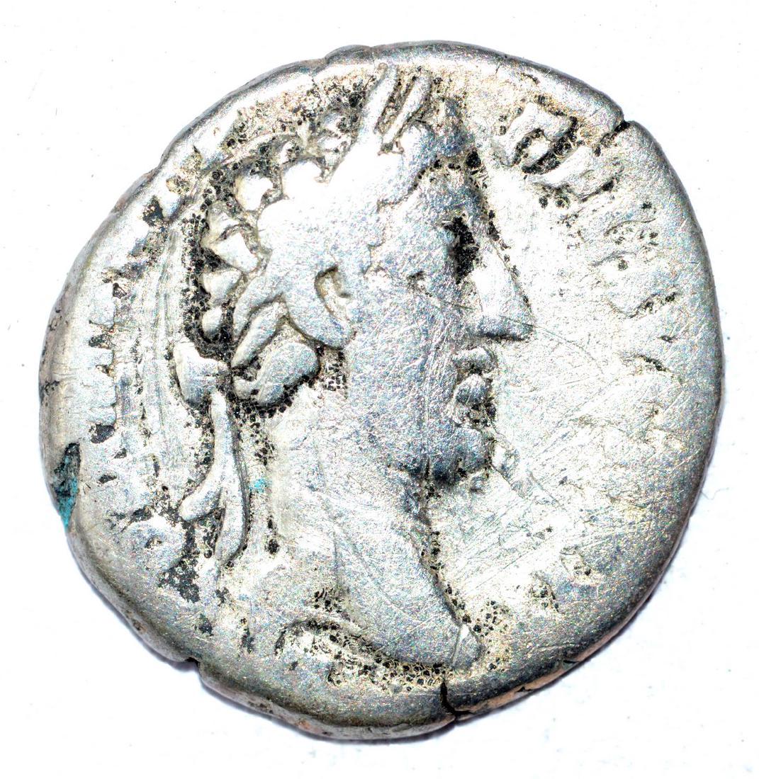Commodus AR Denarius, rv. Liberalitas (1 of 2)