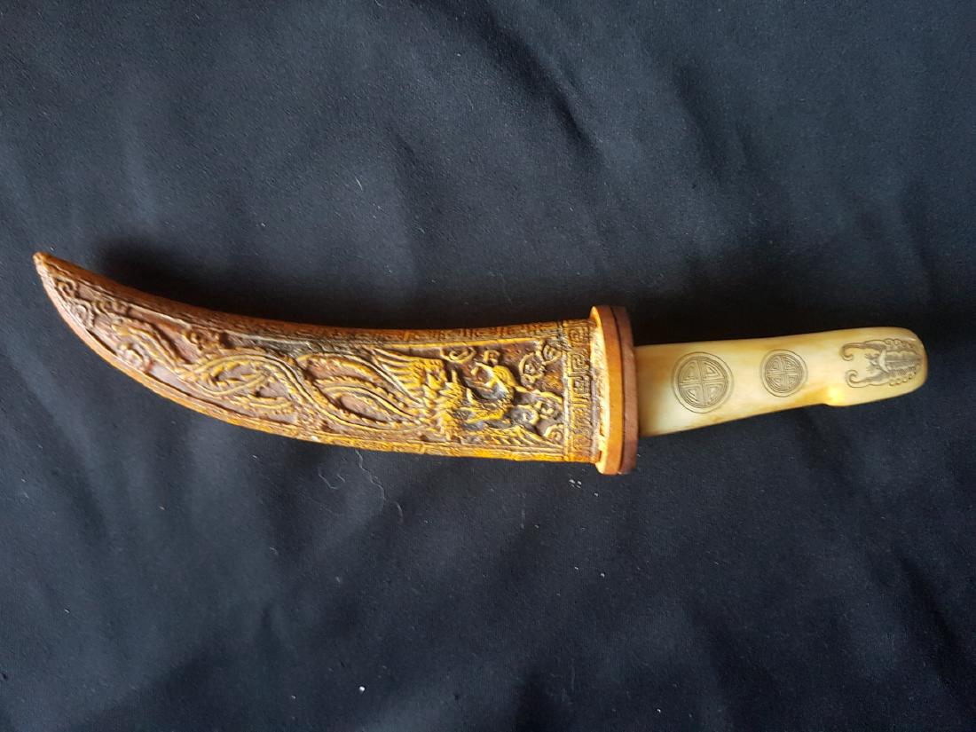 Antique Japanese Bone Dagger-Form Letter Opener: Date: Late edo Materials: Cow bone Size: 29 cm Japanese Japanese carved bone dagger-form letter opener. made in 1892 Japan. Weight is 184 gr , length 27 cm. Please note that this lot has a confidentia