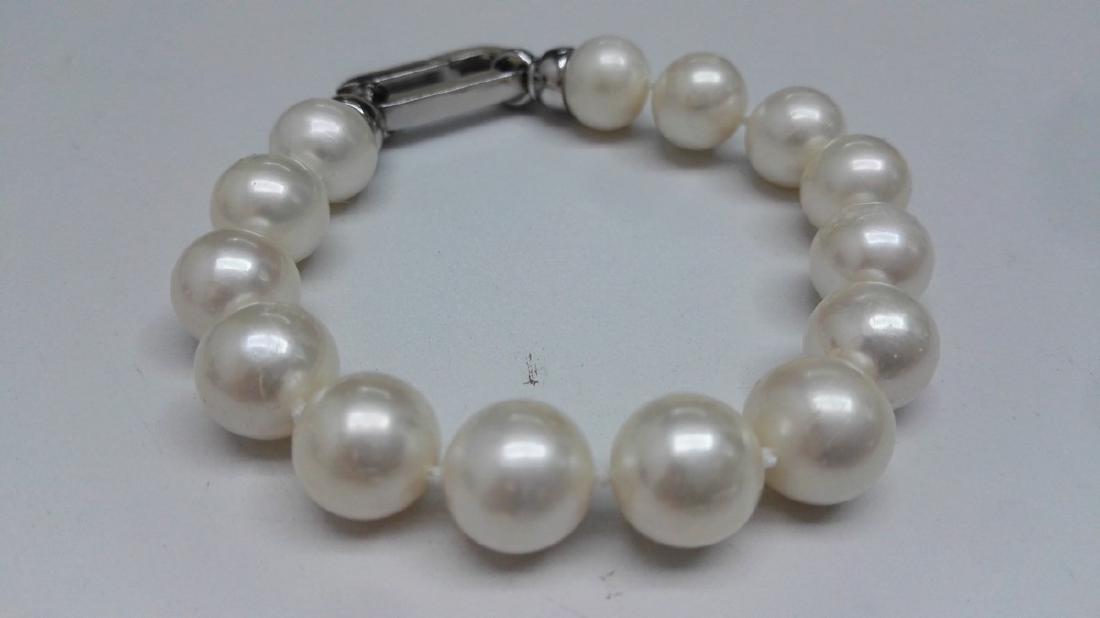 925 Silver Cultured Freshwater White Pearl Bracelet: Item: Cultured pearl Fresh -Water 11-12 mm bracelet AA quality white color Metal Purity: Silver 925 mls clasp Gemstones: Cultured pearls Fresh-Water 28 grams bracelet weight Size: 16 cm long bracelet 