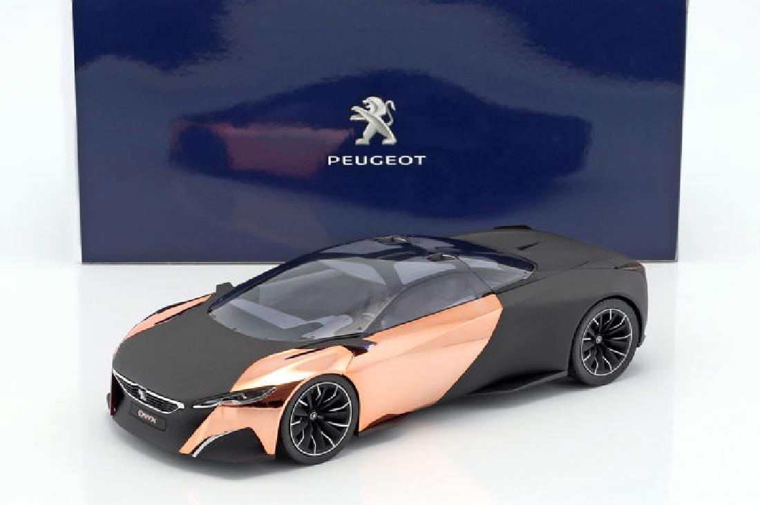 Norev Scale 1:18 Peugeot Onyx: Beautiful scale model of at least as beautiful car and French icon: the Peugeot Onyx. This 1:18 version is produced by Norev, the finishing and details are at a very high level. The model is unused, 1