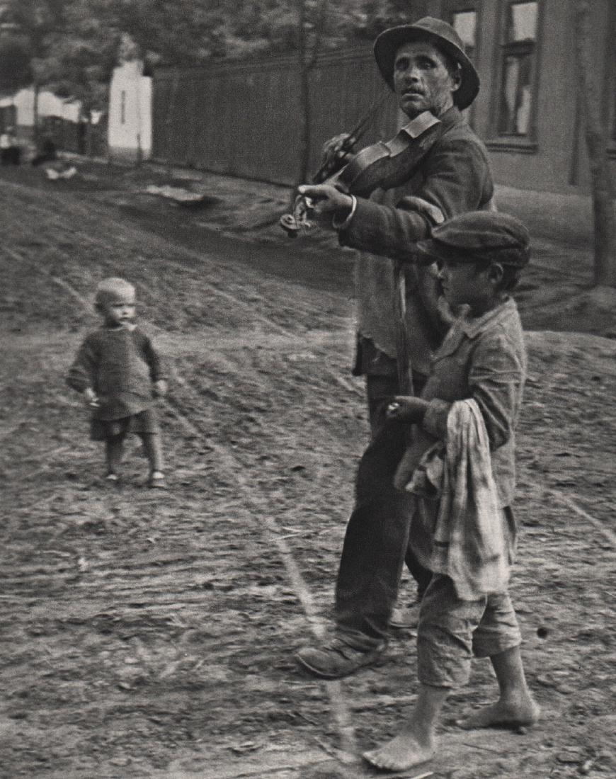 ANDRE KERTESZ - Wondering Violinist, 1921: Artist: ANDRE KERTESZ Print Title: Wondering Violinist, Abony, Hungary 1921 Medium: Sheet-Fed Gravure Printing Date: 1972 Printed in France Image size approx. 6.5 x 8.5 inches Andre Kertesz(1894-1985)