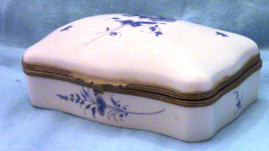 FRANCE Small Vintage Porcelain Dresser Box (1 of 8)