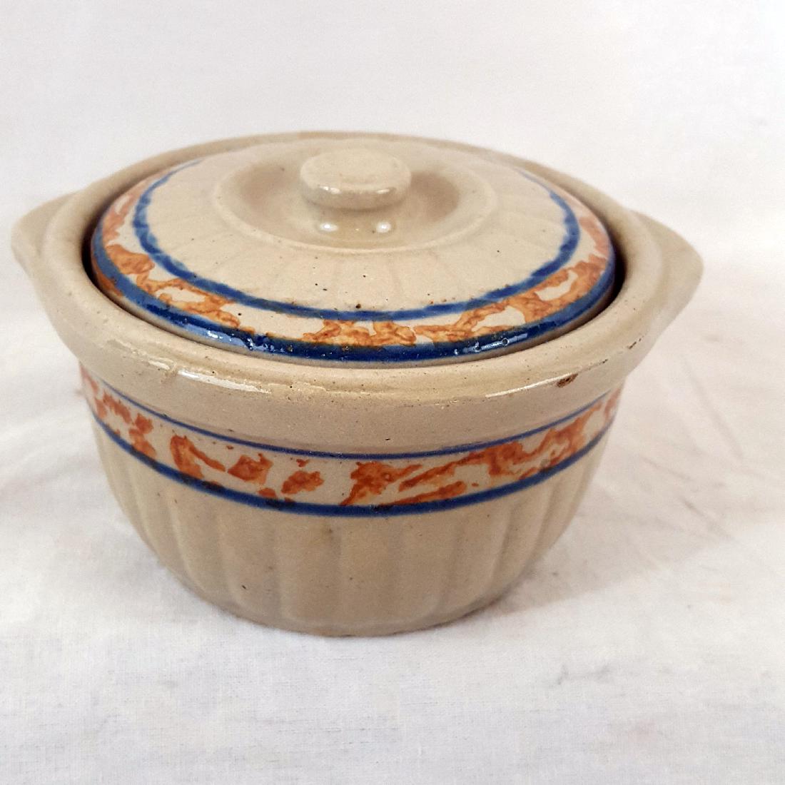 Unsigned Red Wing Pottery Covered Ramikin Ca 1930's: Unsigned Red Wing pottery covered ramikin ca 1930's Beautiful pice. No chips or loss. Minute line on one edge. 4 1/2" diameter x 2 3/4" high Please note that this lot has a confidential reserve. When 