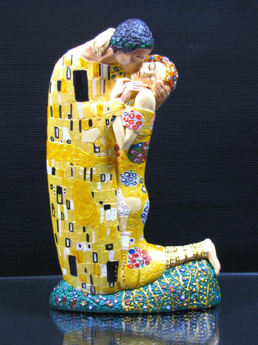 After Gustav Klimt: The Kiss statue (1 of 5)