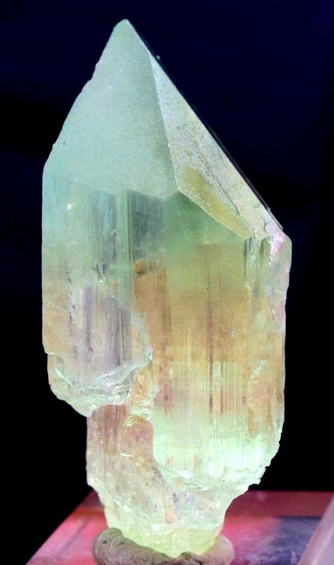 189Gram Vshape Terminated & Undamaged Gem Grade Lemon: 189 Gram Vshape Terminated & Undamaged Gem Grade Lemon Natural Kunzite Crystal weight : 189 Gram dimensions : 94*35*34 mm origin : Paproke Afghanistan Treatment : natural Standard DHL Shipping Please 