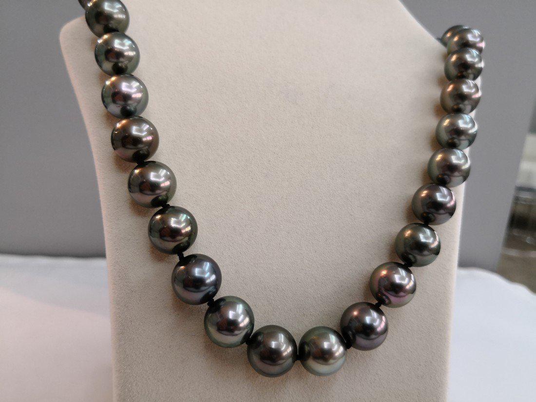 18K Gold Tahitian South Sea Pearl necklace: Item: Tahitian South Sea Pearl necklace top quality, 33 round pearls, size 13-14 mm, natural peacok colors Metal Purity: 18K gold clasp Gemstones: 33 Tahitian South Sea Pearls Weight: 112 grams neckla