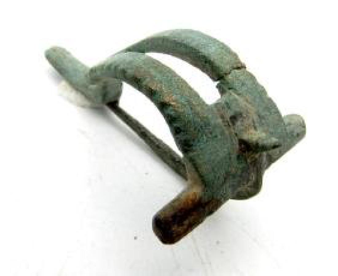 Rar Ancient Roman Legionary split-bow brooch: Date: ca. 100 - 400 AD Material: bronze Provenance: Obtained from an old British collection, acquired from LCF London Dimensions: 48mm; 10.2grams Ancient Roman split bow brooch. Lovely Item in great c