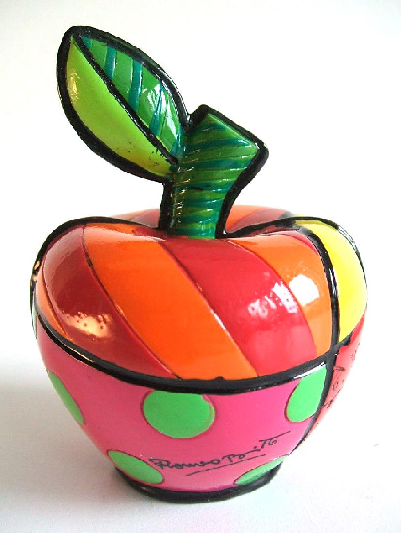 Romero Britto: Little Apple Pop Art statue: Item: Romero Britto: Little Apple Pop Art statue Maker: Romero Britto Origin: Brasil Date/Period: 2017 Materials: Polystone Size: H. 1.96 x W. 1.63 inch Little Apple Pop Art statue, by artist Romero B