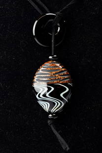 Wrought collector's pendant-Murano: Item: Pendente battuto da collezioneMaker: De Mio GiulianoOrigin: MuranoDate/Period: 2015Materials: GlassSize: H. 6 cm, L. 5 cm, P. 30 grams beaten pendant up and down with fabric lanyard Please