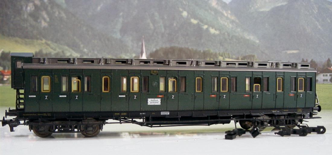 Fleischmann scale 1:87 (HO) - DC -5085 - Coupé coach: Fleischmann scale 1:87 (HO) - DC -5085 - Coupé coach 2nd class with brakeman's cab type B4 of the DRG. 80's Germany Plastic DC power. Without original packaging. Brakeman's cab in the extension of th