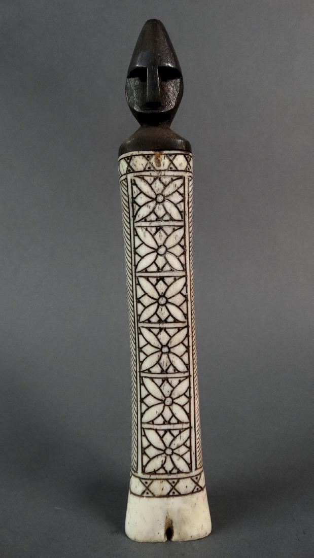Buffalo Bone Medicine Container - Atoni - West Timor: Buffalo bone medicine container - Atoni - West Timor - Indonesia Mid 20th century Bone, wood 21,5 cm Old and worn buffalo bone container, used by Atoni to carry medicine and betel with wooden stopper 