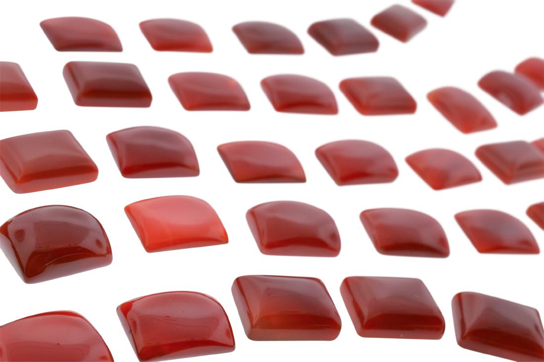 Lot: CARNELIAN 1000 cts 50st: Weight: 1000cts. Stone Count: 50 Average Weight Per Stone: 19.61 Shape(s): Rectangle Approximate Size/Size Range 20x15 mm Color: RED ORANGE Clarity Range: Translucent Please note that this lot has a c