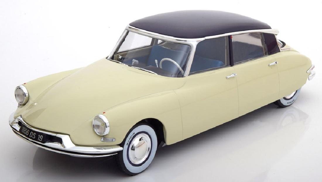 1/18 Scale Citroen DS 19 - Beige/Aubergine (1 of 3)