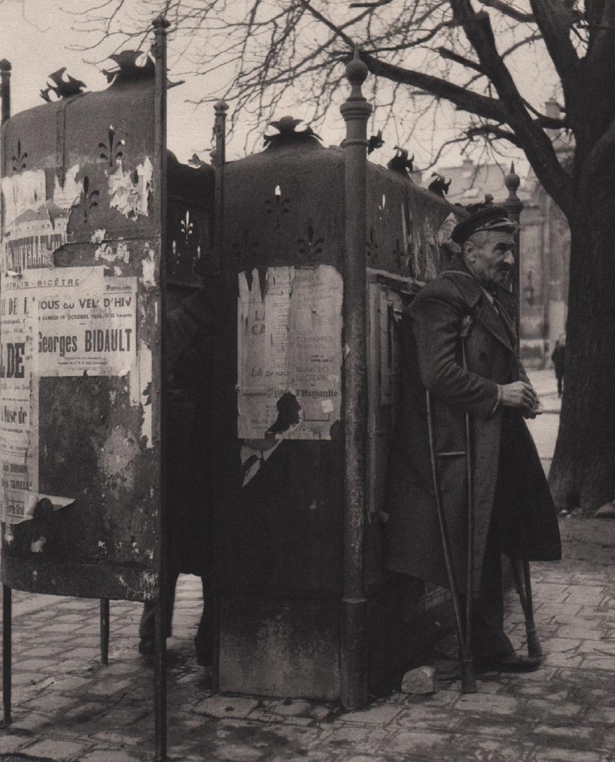 ROBERT DOISNEAU - Philanthropie: Artist: ROBERT DOISNEAU Print Title: Philanthropie Medium: Sheet-fed Gravure Printing Date: 1949 Printed in Switzerland Image Size: 6 x 7.5 inches Robert Doisneau (1912-1994) was a French photographer