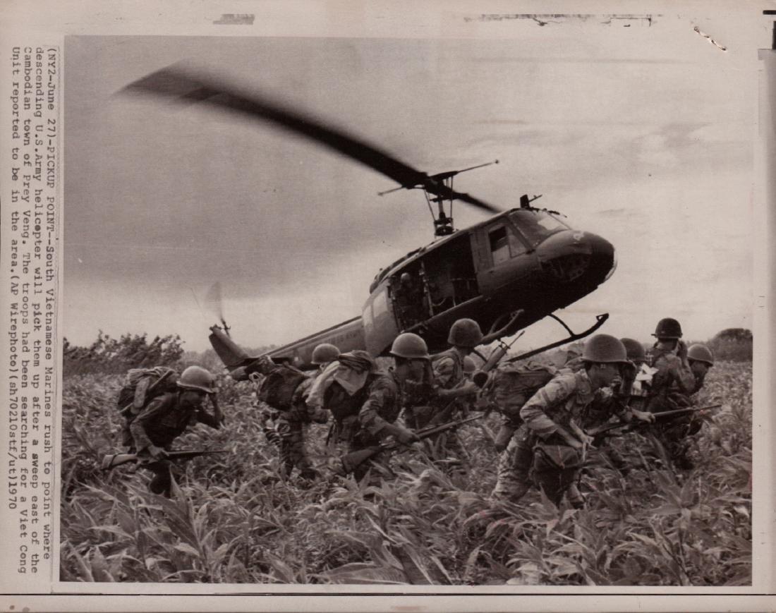 Press Photograph South Vietnamese Marines Helicopter: Press Photograph of South Vietnamese Marines Picked Up By Helicopter 25779 Press Photograph 10x8" Press photograph of South Vietnamese Marines picking up by soliders by a helicopter. The photo is in e
