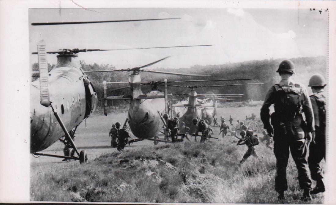 Press Photograph Vietnamese Troops Boarding Helicopters: Press Photograph of Vietnamese Troops Boarding Helicopters 22951 Press Photograph 10x6" Press photograph of American advisers watching as Vietnamese troops swarm to board helicopters during the Vietna