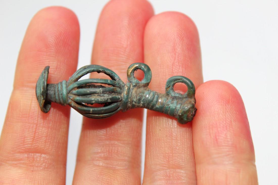 Roman Solar Twisted Brooch: Roman solar twisted brooch-41 mm Origin: European Period: 3rd century BC-3rd century AD, Roman Materials: bronze Size: 41mm place of discovery - Ukraine, Ukrainian private collection Please note that 
