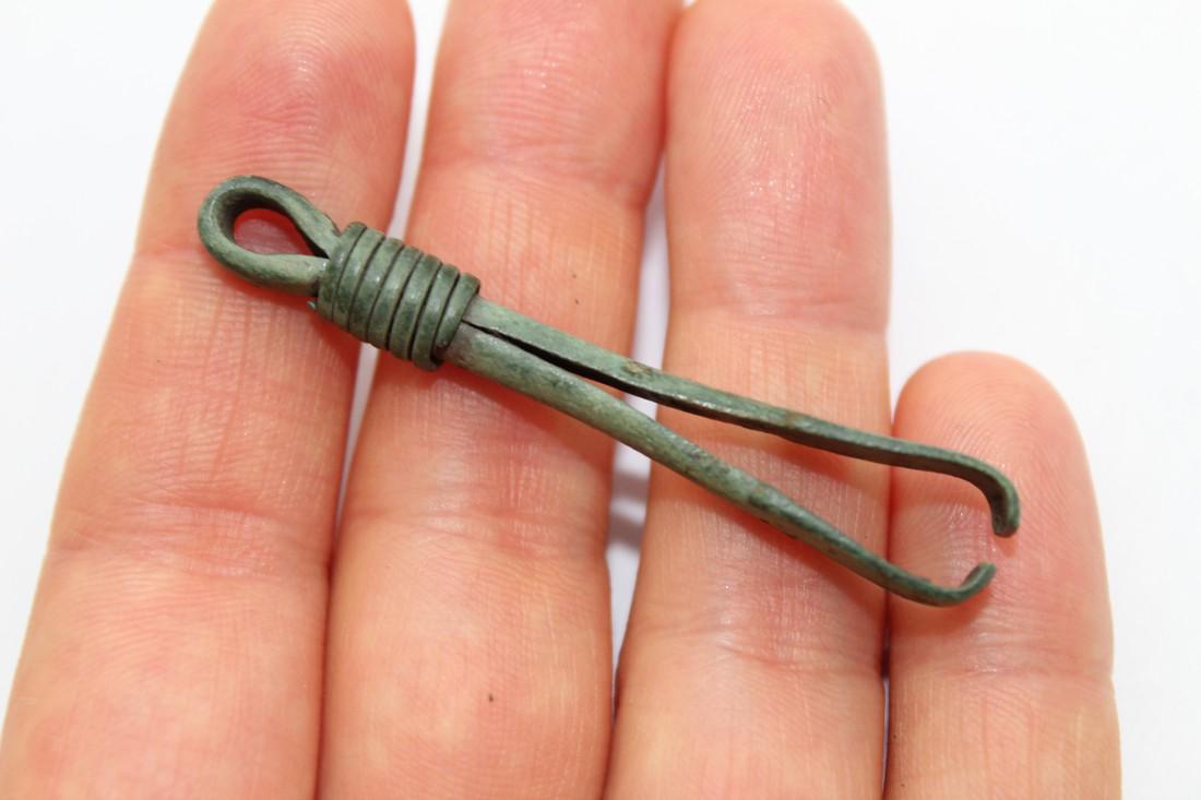 Ancient Roman Bronze Tweezer's: Ancient roman bronze Tweezer's, 55 mm Origin: European Period: 3rd century BC-3rd century AD, Roman Materials: bronze Size: 55 mm place of discovery - Ukraine, Ukrainian private collection Please note