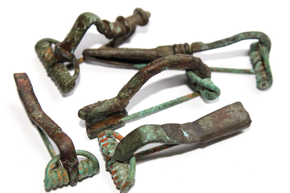 Ancient Restored Roman Bronze Fibulae: Ancient restored roman bronze Fibulae - 38-57 mm (5) Origin: European Period: 3rd century BC - 3rd century, AD Materials: bronze Size: 38-57 mm place of discovery - Ukraine, Ukrainian private collecti