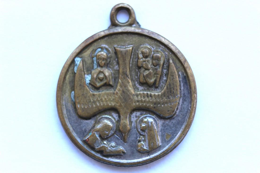 Ave Maria Brass Pendant with traces of Silver Plating: Ave Maria Brass Pendant with traces of Silver Plating -23x20 mm Origin: Europe Period: 18th-20 th century AD, European Materials: brass, remnants of silver Size: 23x20mm place of discovery - Ukraine, 