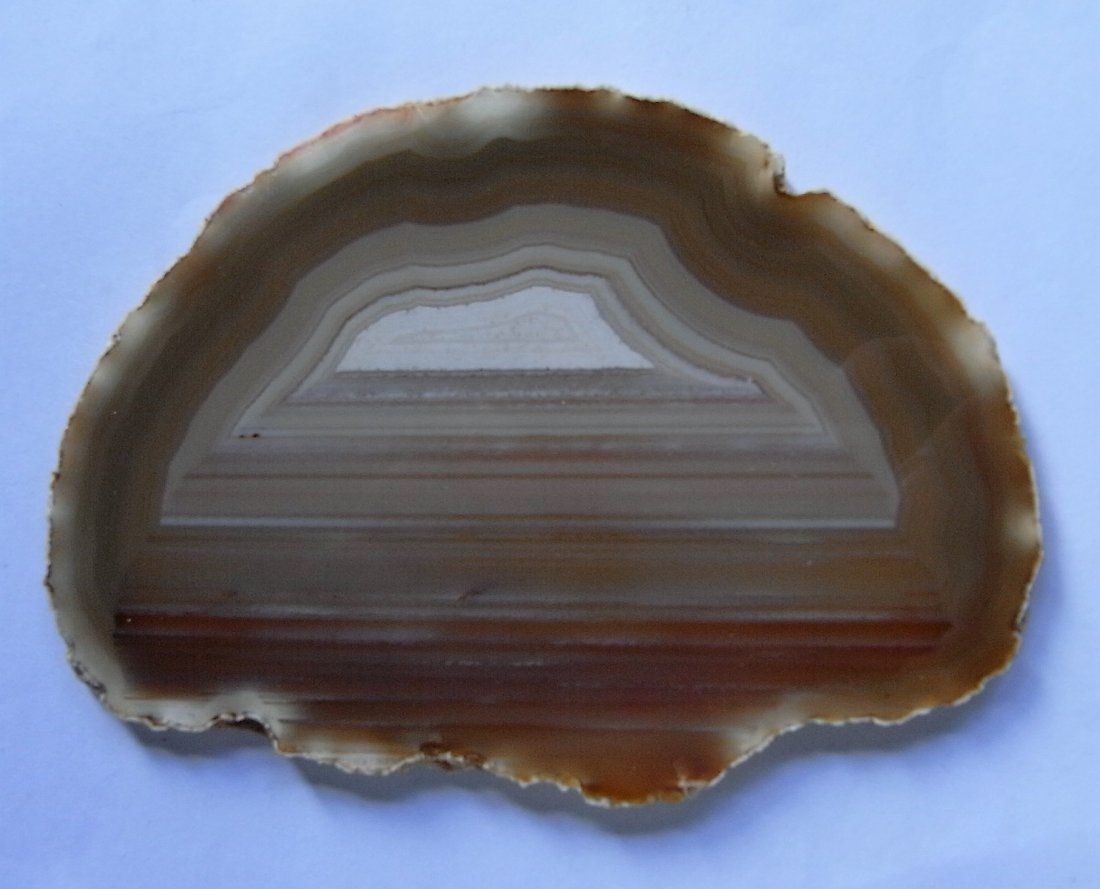 Agate - big slize: Item: Agate - big slize Origin: Brazil Size: 12x9.5 / 97 gram big slize of agate. Polished. Natural color & interesting pattern Please note that this lot has a confidential reserve. When you leave a b