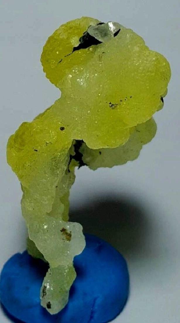 BRUCITE SPECIMEN: Item: BRUCITE SPECIMEN Origin: PAKISTAN Weight: 79 CARATS LEMON YELLOW COLOR WITH UNUSUAL SHAPE Please note that this lot has a confidential reserve. When you leave a bid in advance of the auction, su