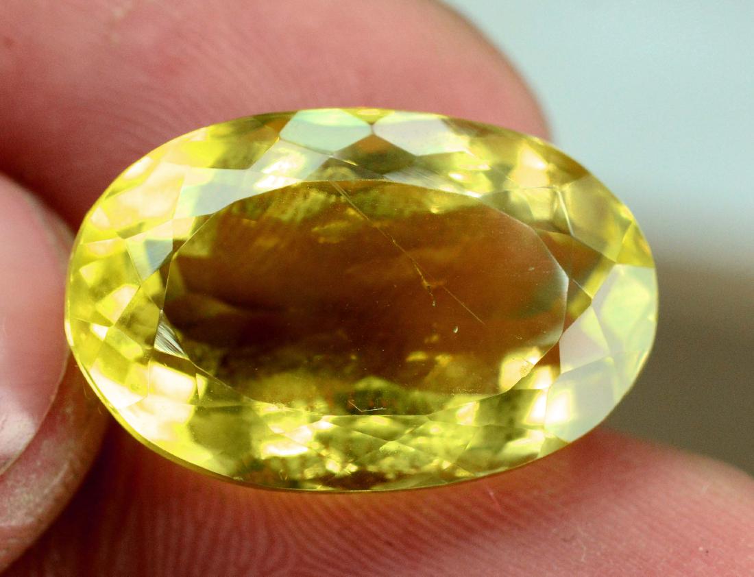 16.15 carats lemon quartz loose gemstone: 16.15 carats lemon quartz loose gemstone weight : 16.15 carats dimensions : 17*10*8 mm treatment : Natural origin : pakistan Please note that this lot has a confidential reserve. When you leave a bid 