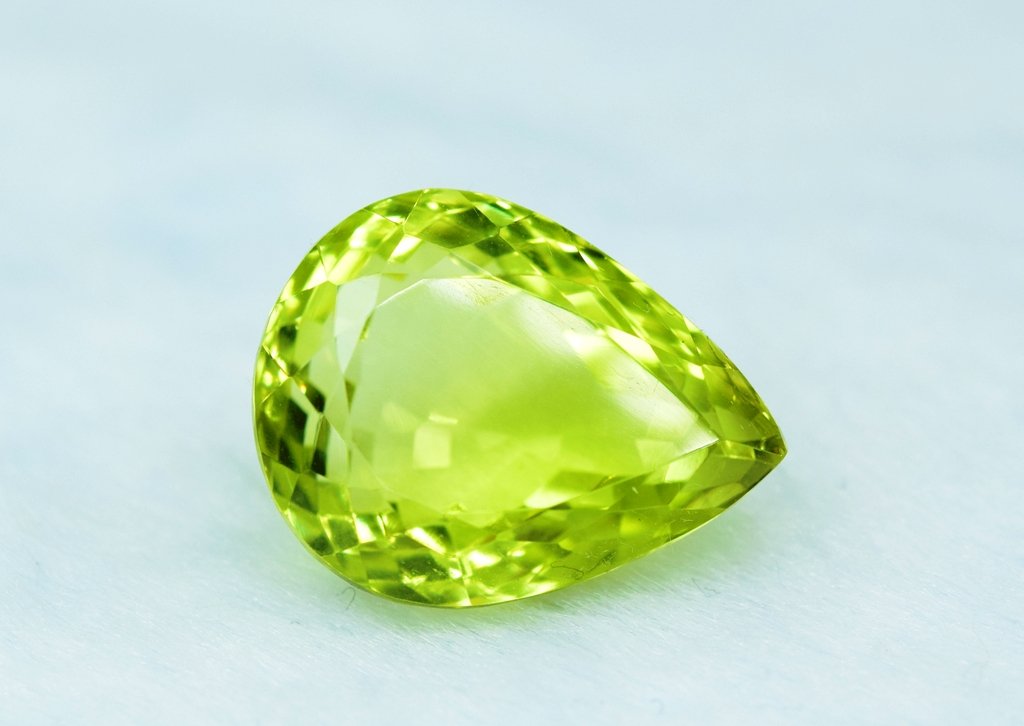 Lemon Quartz Loose Gemstone: Lemon Quartz Loose Gemstone Weight : 18.75 carats Dimension: 17*17*9 mm Origin : Africa Please note that this lot has a confidential reserve. When you leave a bid in advance of the auction, submit you