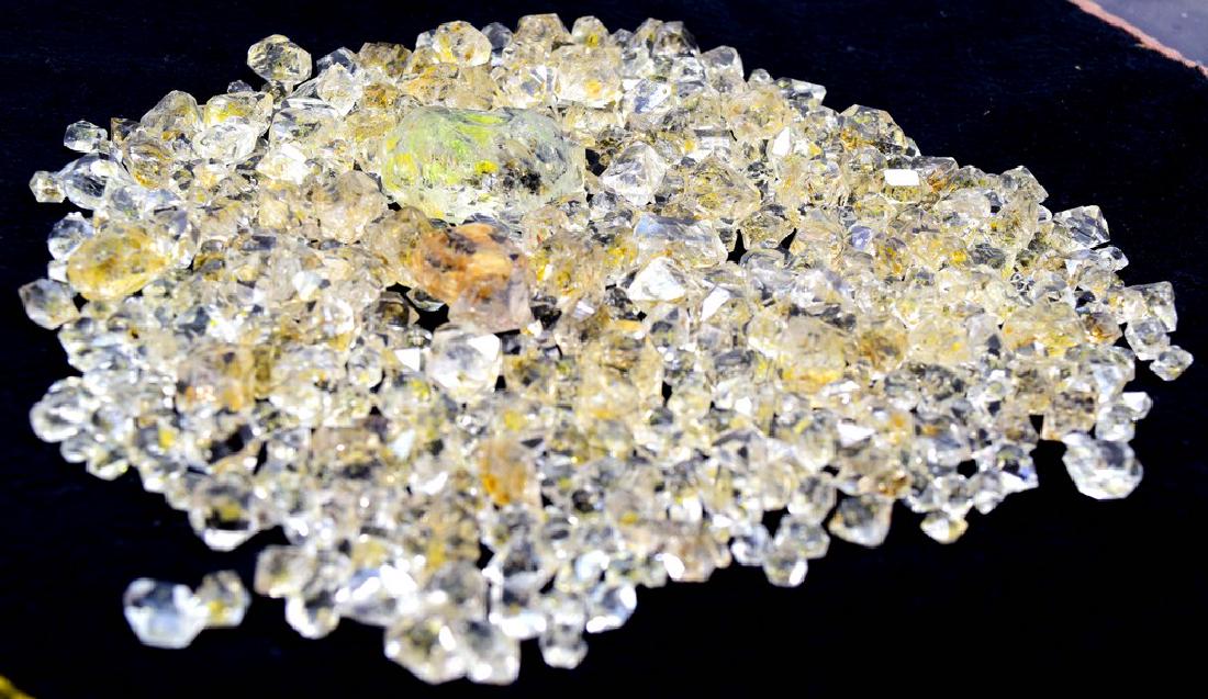 224 Gram Flourescent petroleum diamond quartz crystals (1 of 8)