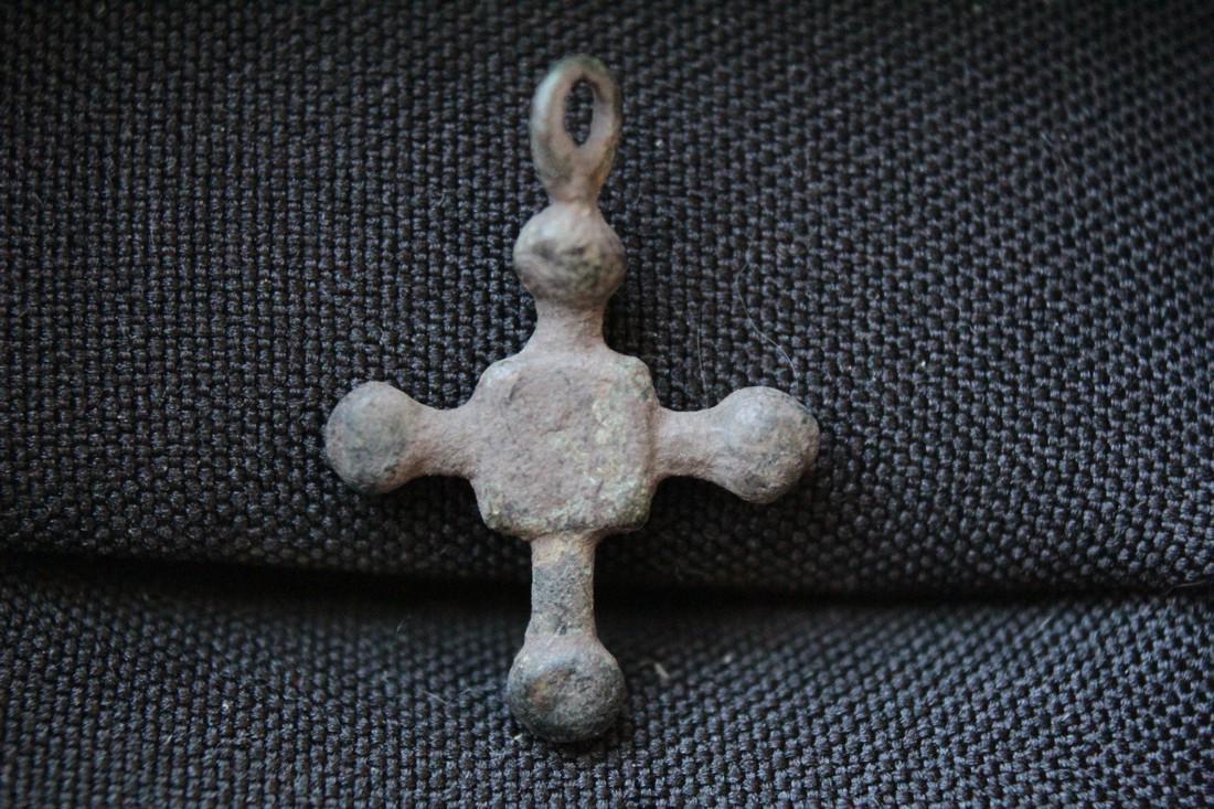Medieval Bronze Cross Pendant: Medieval bronze cross pendant Origin: Europe Period: 9th - 14th century AD Material: bronze Size: 26 mm place of discovery - Ukraine, Ukrainian private collection Please note that this lot has a confi
