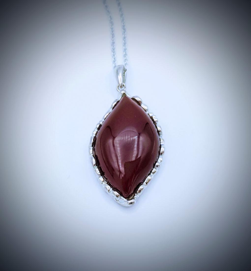 Sterling Silver Necklace and Pendant with Carnelian: Item: Sterling Silver Necklace and Pendant with Carnelian stone Brand: Jean Lin Collection Metal Purity: 925 Sterling Silver Gemstones: Carnelian Carat Weights: 1 Carnelian at 26.5×16mm. Size/Dimensi