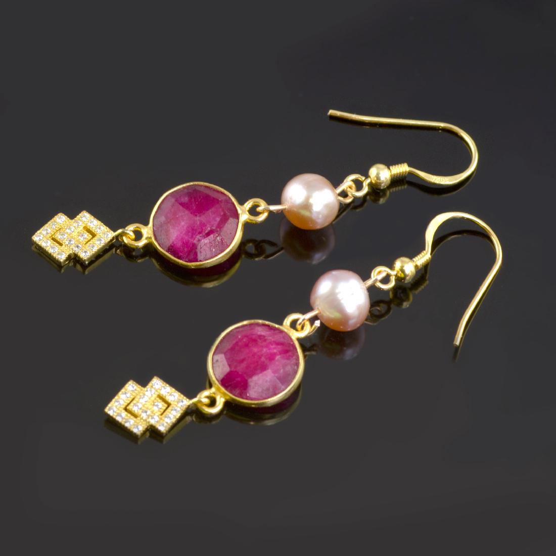 Ruby 5 carat Earrings with Pearls: Title: Ruby 5 carat Earrings with Pearls Metal Purity: .925 sterling silver Gemstones: Ruby, Pearl, Zirconia Size: External length (incl. fittings) ~ 2.16" (5.5 cm) 24K gold-plated Sterling silver bez