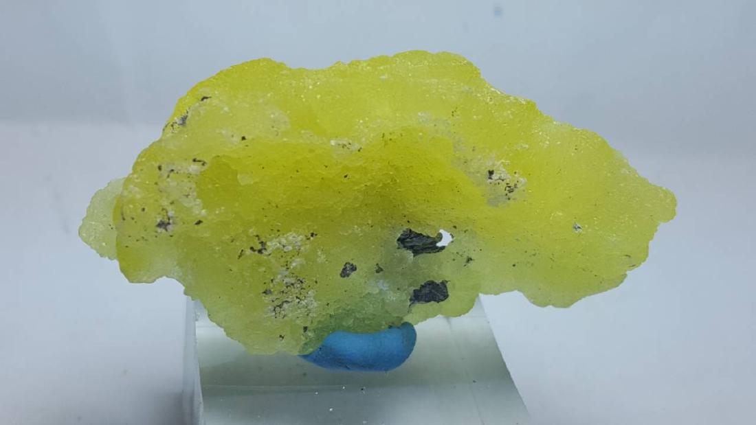 BRUCITE SPECIMEN: Item: BRUCITE SPECIMEN Origin: BALUCHISTAN Weight: 80 CARATS amazing lemon yellow brucite mineral Please note that this lot has a confidential reserve. When you leave a bid in advance of the auction, 
