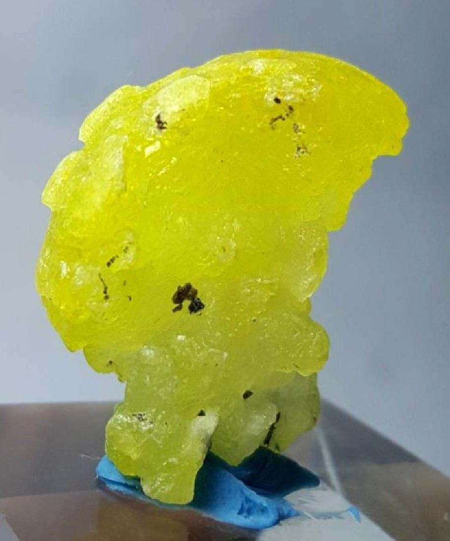 BRUCITE SPECIMEN: Item: BRUCITE SPECIMEN Origin: BALUCHISTAN Weight: 31 CARATS amazing lemon yellow brucite mineral Please note that this lot has a confidential reserve. When you leave a bid in advance of the auction, 