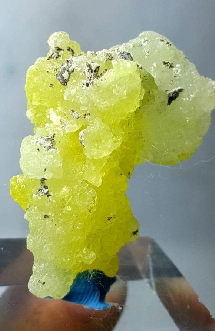BRUCITE SPECIMEN: Item: BRUCITE SPECIMEN Origin: BALUCHISTAN Weight: 50 CARATS amazing lemon yellow brucite mineral Please note that this lot has a confidential reserve. When you leave a bid in advance of the auction, 