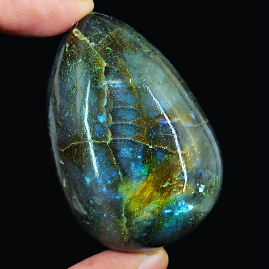 Labradorite Healing Egg: Gemstone : Labradorite Weight : 536.00 carats Dimensions : 55 x 36 mm Treatments : none Types Of Carvings : Egg Please note that this lot has a confidential reserve. When you leave a bid in advance of