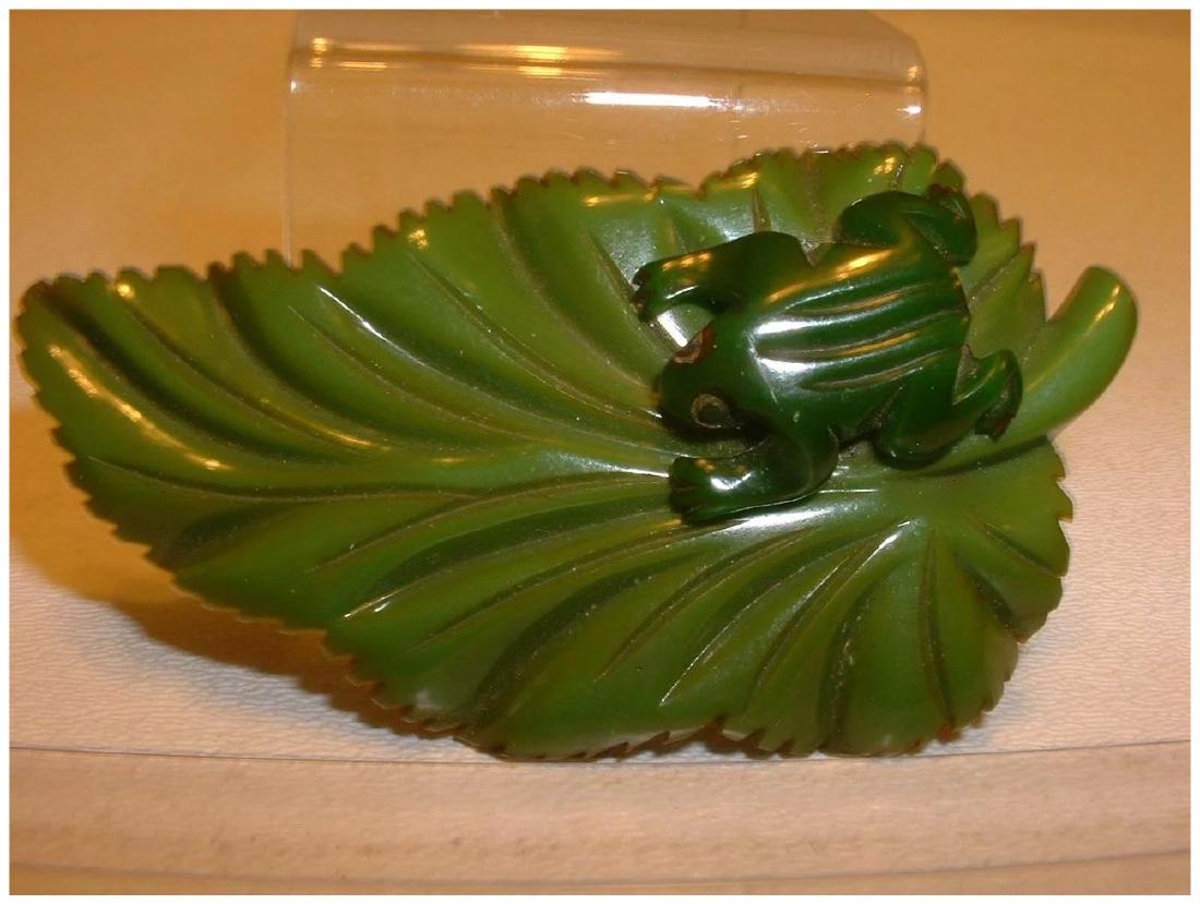 Incredible Rare Large Green BAKELITE Leaf with FROG on (1 of 6)