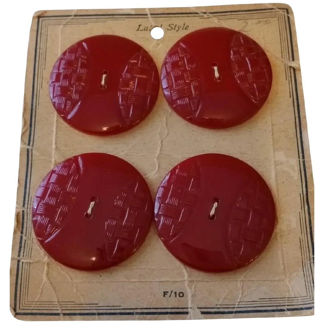 Red Carved BAKELITE Buttons (mint on card) (1 of 3)