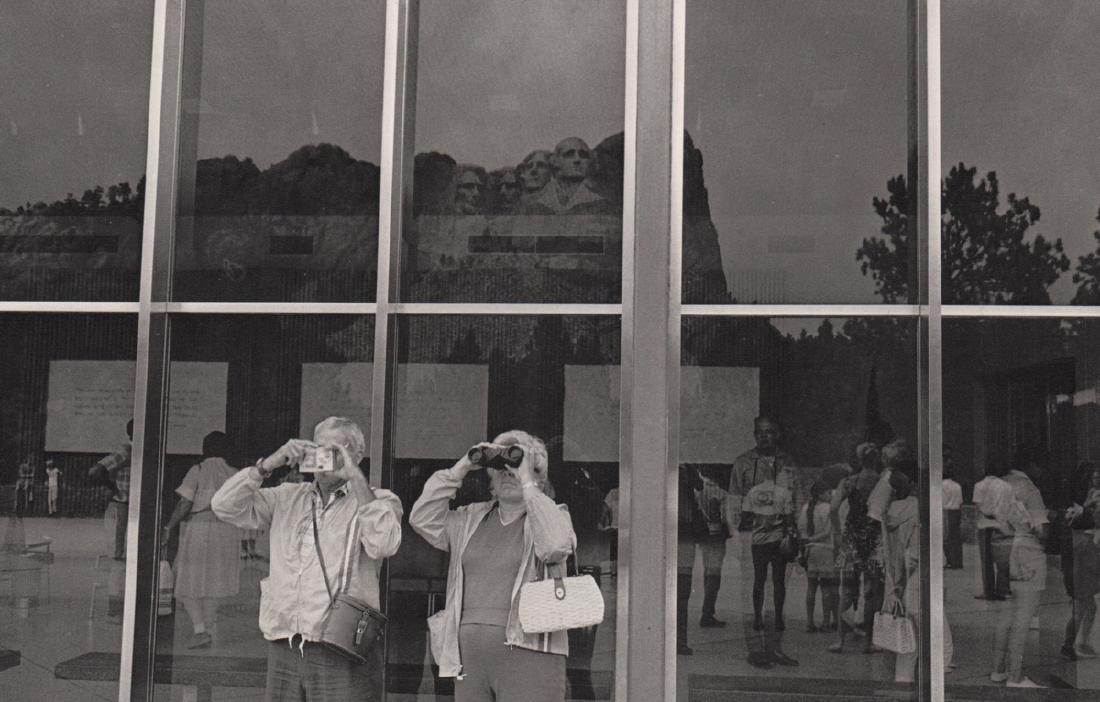 LEE FRIEDLANDER - Mt. Rushmore 1969: Artist: LEE FRIEDLANDER Print Title: Mt. Rushmore, South Dakota 1969 Medium: Photo-Lithograph Printing Date: 1978 Printed in the USA Image Size: 8.75 X 5.75 inches Lee Friedlander (b. 1934) is an Amer