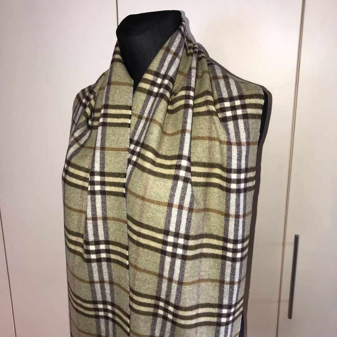 Burberry 100% Cashmere Big Scarf / Shawl: Burberry 100% Cashmere Big Scarf / Shawl , Vintage 100% Cashmere Measurements: Length 180 cm / 71 in. Width 37 cm / 14.5 in. Please note that this lot has a confidential reserve. When you leave a bid