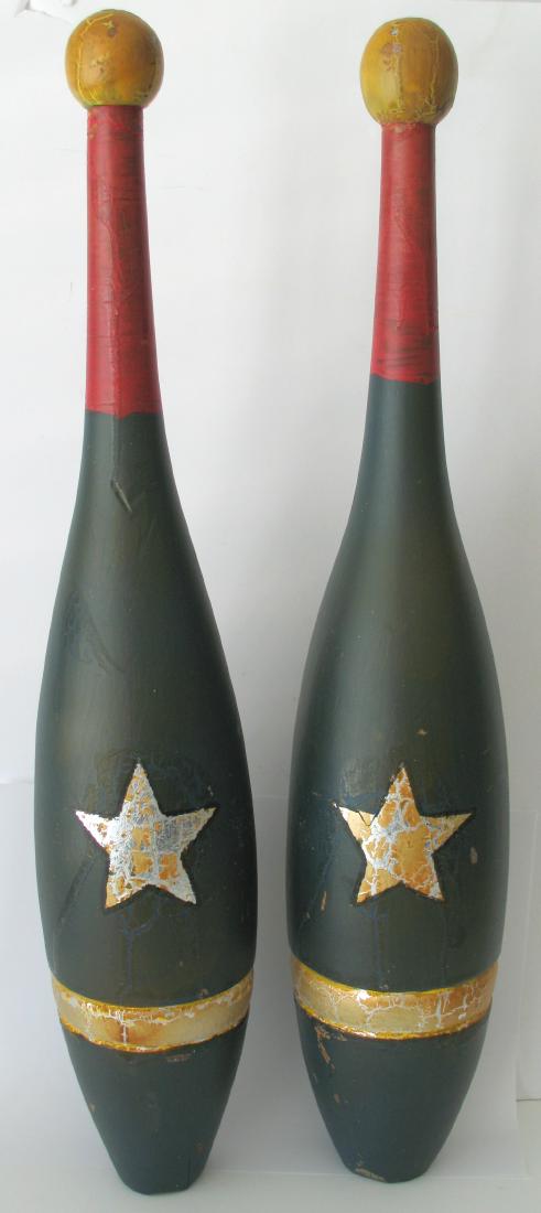 Nice Pair of Vintage Paint Decorated Indian Clubs (1 of 3)