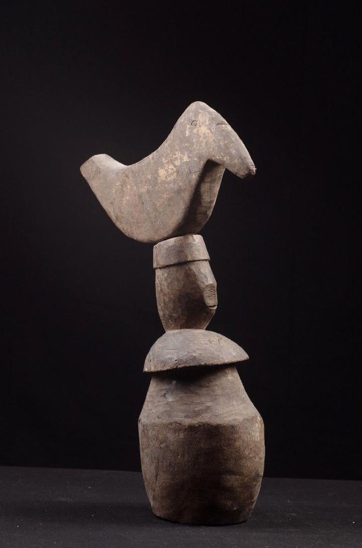 Animist Finial Figure Atoni West Timor, Indonesia: Animist Finial figure - Atoni - West Timor, Indonesia DIMENSIONS: cm 29 (inches: 11.2") DESCRIPTION: Interesting finial figure composed by two pieces, one bird on the top and a the base that contains 